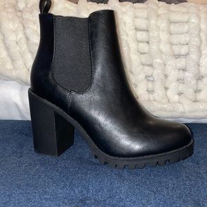 Size 8 women’s booties